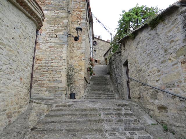 über viele Treppen führt uns der Weg hinauf zum Dorfkern von Pietralunga