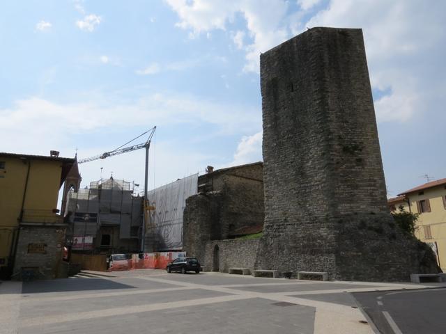 ...bis wir auf dem Dorfplatz mit seinem fünfeckigen lombardischen Turm stehen