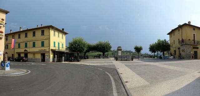 der schöne Dorfplatz von Pietralunga. Auf der Terrasse des Ristorante "Dei Fiorucci", haben wir eine Rast eingelegt..