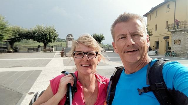 Erinnerungsfoto aufgenommen auf dem Dorfplatz von Pietralunga