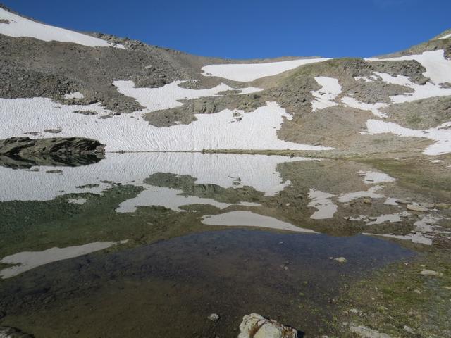 ...erreichen wir problemlos kurz unter dem Pass ein Bergsee bei Punkt 2767 m.ü.M.