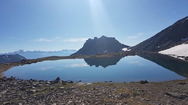 so schön. Der Föllakopf spiegelt sich im kleinen Bergsee