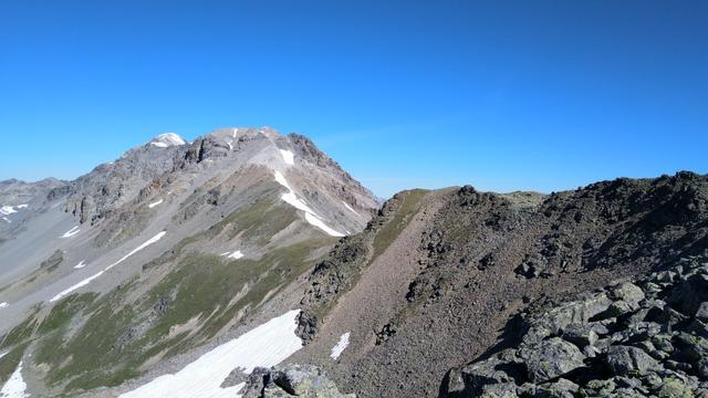 kurz vor dem Gipfel des Schadler, blicken wir zu den beiden Gipfel Piz Rims und Piz Cristanas