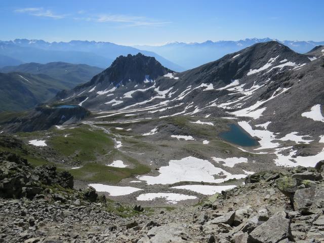 vom Gipfel bestaunen wir die Aussicht zum Föllakopf, Lago Sesvenna, Fernerspitz und der kleine Bergsee