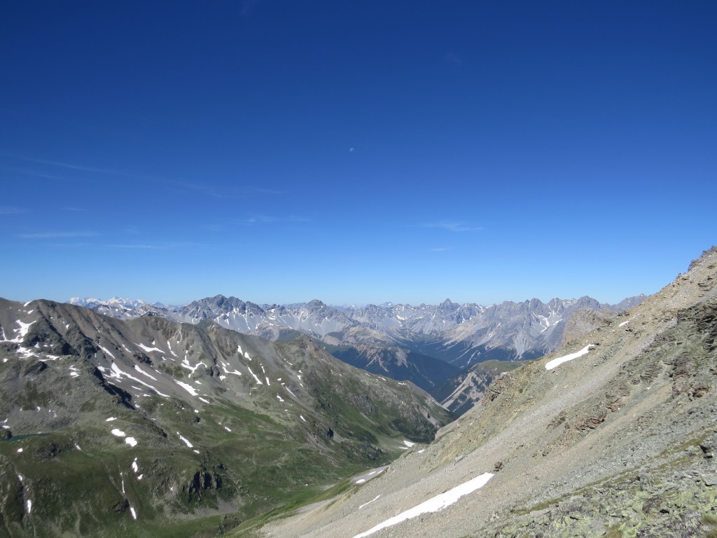 wir blicken ins Engadin. Links im Bild gut ersichtlich das Bernina Massiv