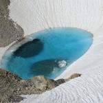 ..liegt ein kleiner strahlend schöner blauer Bergsee