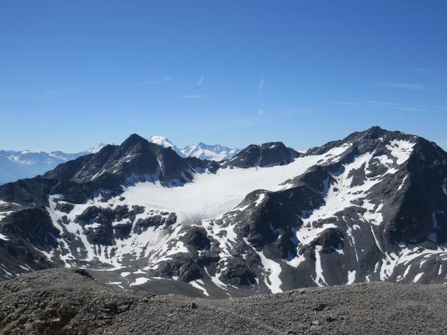 der Vadret da Sesvenna mit dem Piz Sesvenna. Dahinter erkennen wir den Ortler