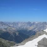 die Aussicht vom Gipfel aus, reicht ausserordentlich weit und ist gigantisch schön. Unter uns das Val S-charl