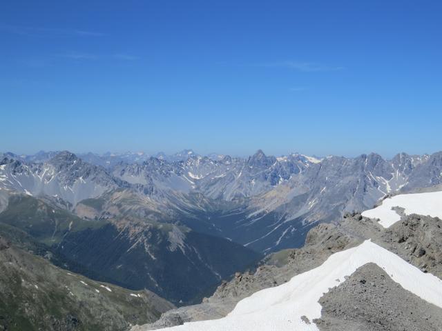 die Aussicht vom Gipfel aus, reicht ausserordentlich weit und ist gigantisch schön. Unter uns das Val S-charl