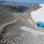 der Weg führt uns direkt neben diesem stahlblauen Bergsee