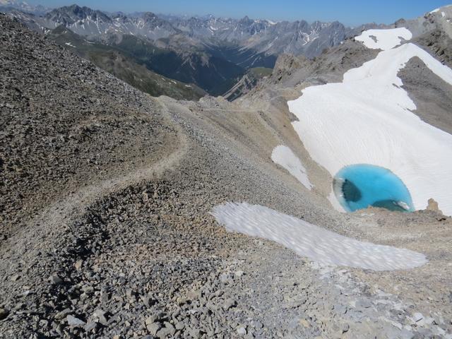 der Weg führt uns direkt neben diesem stahlblauen Bergsee