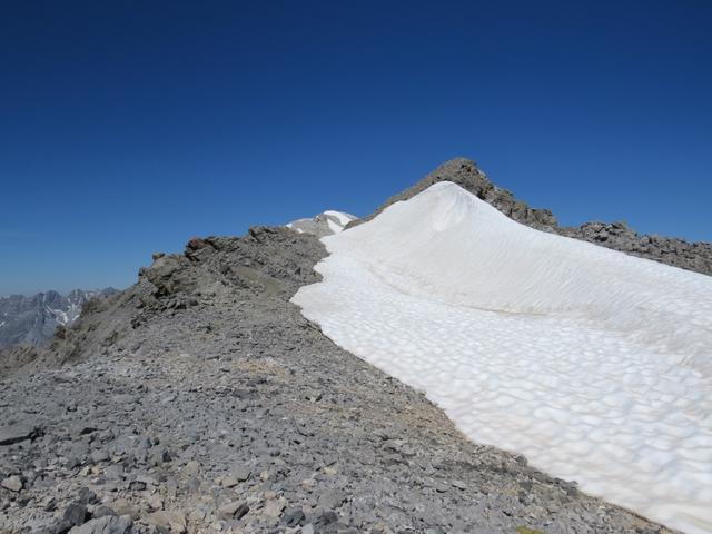 hier wird uns bewusst, das wir die Steigeisen hätten mitnehmen müssen. Viel Schnee liegt noch auf dem Grat