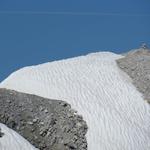 auf dem Grat der zum Piz Cristanas hinaufführt und vor allem beim Gipfelaufbau liegt noch viel Altschnee