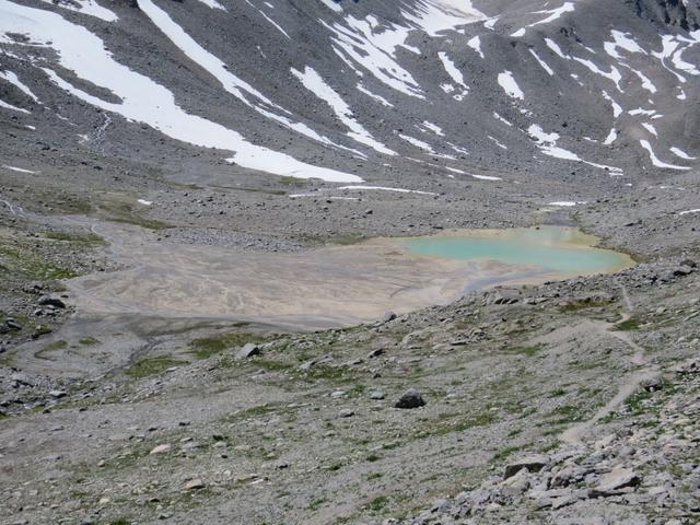 in mehreren Kehren führt uns der Bergweg am rechten Hang nach unten,...