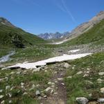 ...führt uns der Wanderweg eine Zeit lang am mäandrierenden Bach entlang