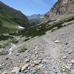 der Bergweg führt uns nach dieser Pause wieder steiler hinunter