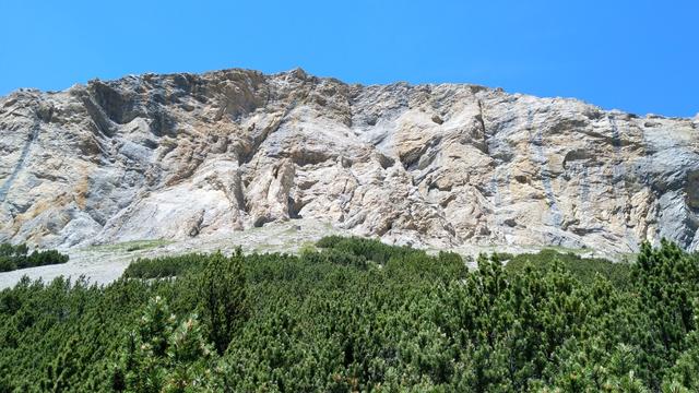 rechts von uns bestaunen wir die Kalkausläufer des Piz Cornet