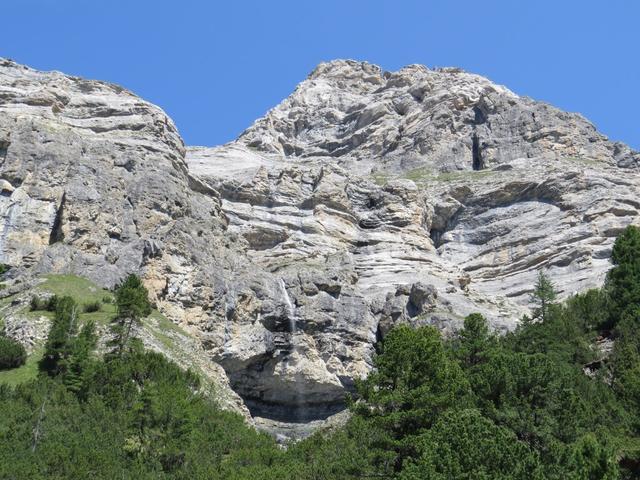 steil schiessen die Kalkwände des Piz Cornet in den Himmel