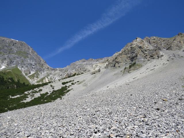 das ganze Geröll entsteht im Val Cornet und wird von der Natur dauernd ins Tal geschoben