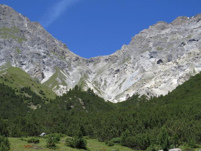 rechts von uns erkennen wir den Übergang Fora da l'Aua, das zu den Lais da Rims führt