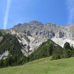 wir blicken hinauf zu den steilen und zerfurchten Felswänden des Piz Madlain