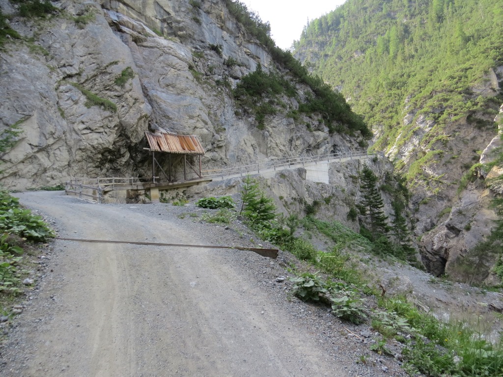 bei Punkt 1254 m.ü.M. überqueren wir wieder den Bach