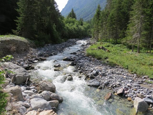 wieder überqueren wir den Bergbach und wandern an Punkt 1536 m.ü.M. vorbei weiter taleinwärts