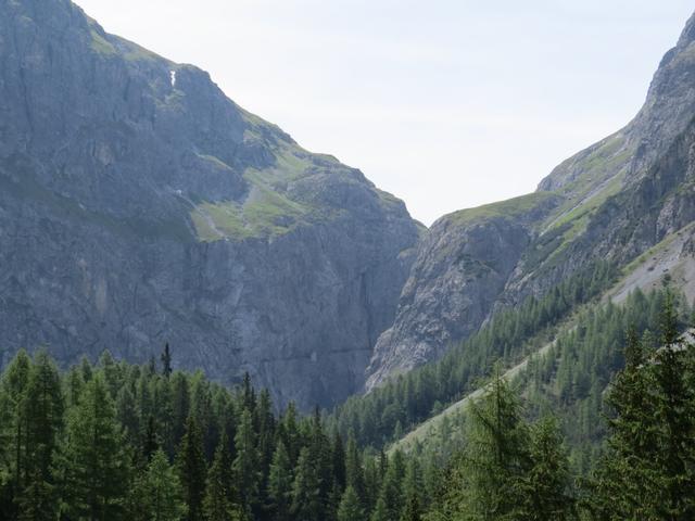 hier erblickt man zum ersten Mal die Quar Schlucht mit dem Schlinigpass unser nächstes Zwischenziel