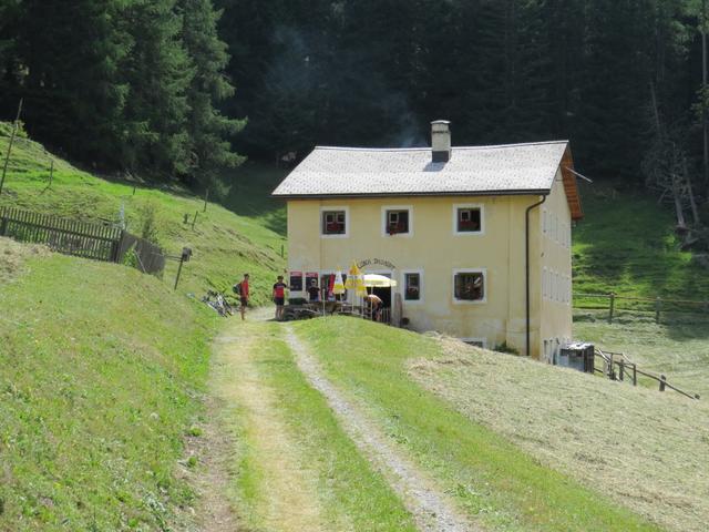 ...und erreichen danach die Alp Uina Dadaint 1787 m.ü.M. mit Bauernhof und Alpbeizli