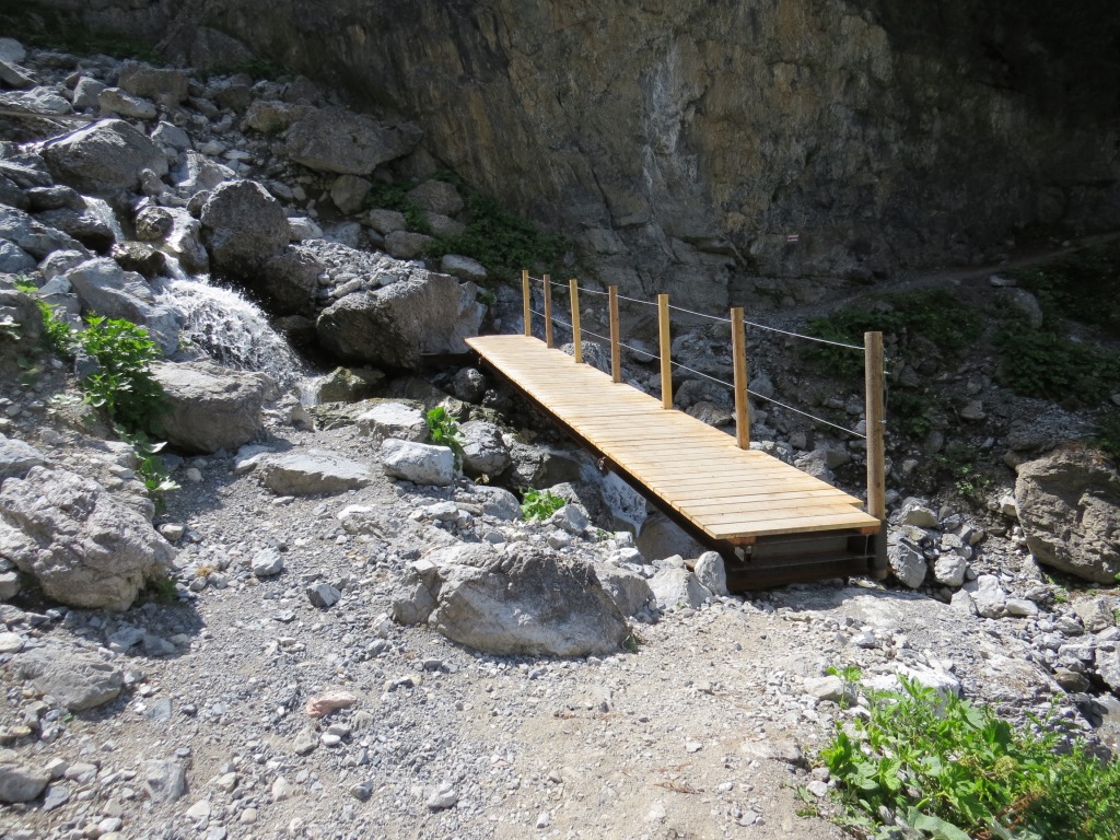 ...über eine Holzbrücke den Wildbach der vom Val da Gliasen hinunterzieht
