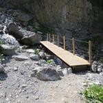 ...über eine Holzbrücke den Wildbach der vom Val da Gliasen hinunterzieht