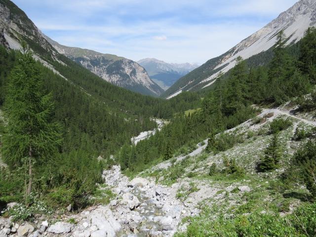 hier wird der Blick frei auf das Val d'Uina und das gegenüberliegende Val Sinestra mit dem Inn
