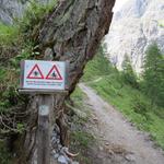 bald kommen wir zu einem Schild, das Velofahrer anweist, ihre Mountainbikes zu schieben