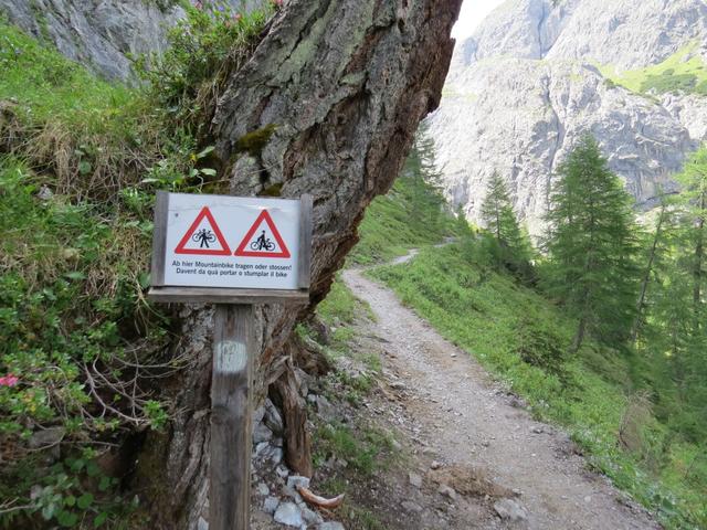 bald kommen wir zu einem Schild, das Velofahrer anweist, ihre Mountainbikes zu schieben