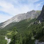 wir blicken auf die Alp Uina Dadaint und den Piz S-chalambert