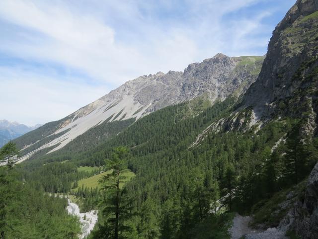 wir blicken auf die Alp Uina Dadaint und den Piz S-chalambert