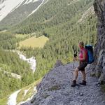 wir beginnen mit dem durchschreiten der schmalen, vom Wasser in den Kalkfels, gegrabene Schlucht