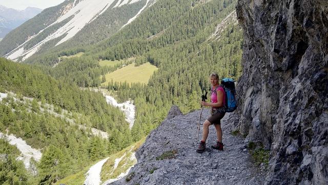 wir beginnen mit dem durchschreiten der schmalen, vom Wasser in den Kalkfels, gegrabene Schlucht