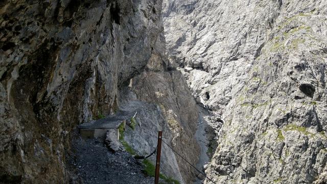 durch die Schlucht führt ein schmaler Band hoch über dem tosenden Wildbach