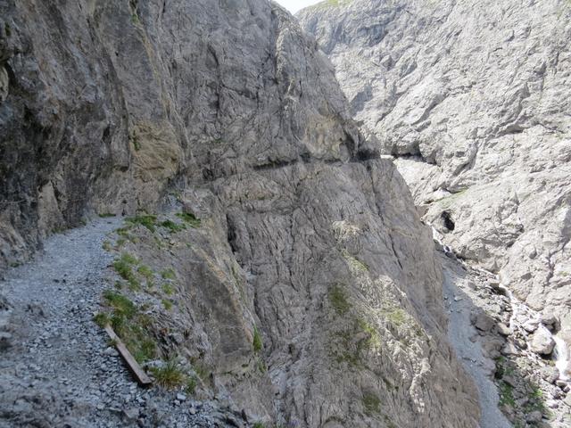 bei Nässe wird der Weg rutschig, bei Regen droht Steinschlaggefahr