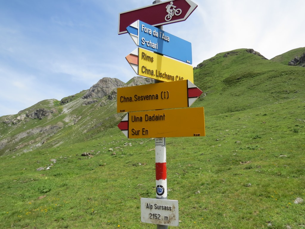 ...bei der Abzweigung 2152 m.ü.M., wo es rechts zur Lischana Hütte geht. Wir laufen geradeaus weiter...