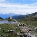 ...mit einem kleinen See. Hier öffnet sich der Blick auf die Südtiroler Berge. Kurz vor einer alten Hütte...