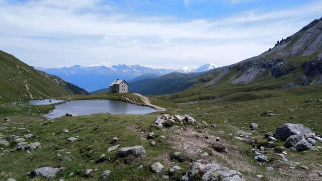 ...mit einem kleinen See. Hier öffnet sich der Blick auf die Südtiroler Berge. Kurz vor einer alten Hütte...