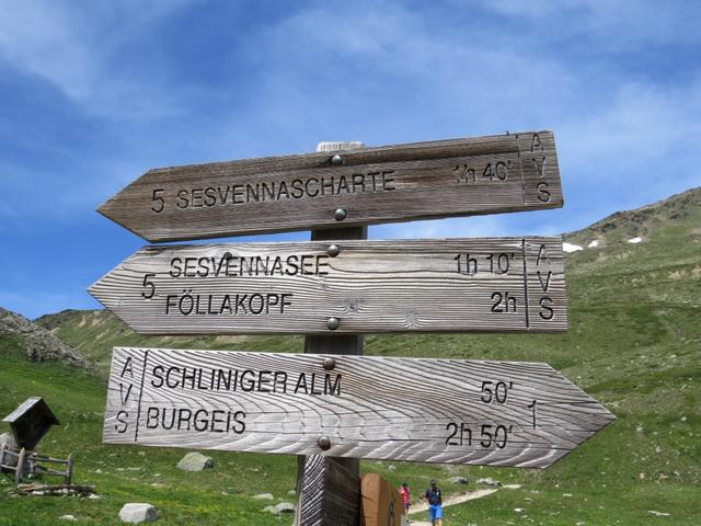 Wegweiser bei der Sesvenna Hütte 2258 m.ü.M.