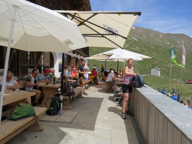 wir beziehen unser Zimmer. Auf der Terrasse geniessen wir danach...