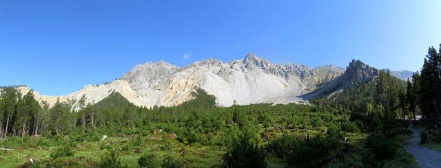 schönes Breitbildfoto mit Sicht auf die Berghänge von Piz dal Fuorn und Piz Murter