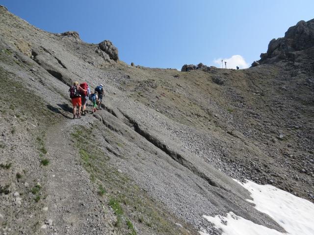 ...über kargeres Schuttterrain in die Fuorcla Val dal Botsch 2676 m.ü.M.