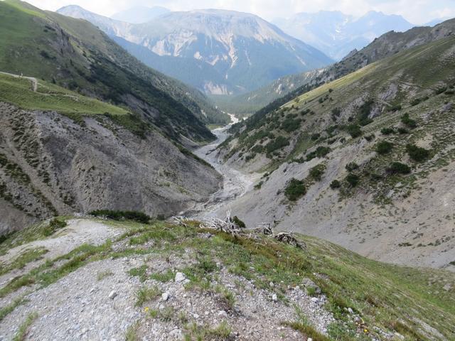 wir blicken in das Val dal Botsch. Links gut ersichtlich der Aufstieg zum Margunet