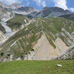 links von uns erkennen wir der Bergweg der zur Fuorcla Val dal Botsch hinauf führt