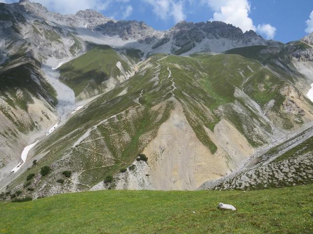 links von uns erkennen wir der Bergweg der zur Fuorcla Val dal Botsch hinauf führt